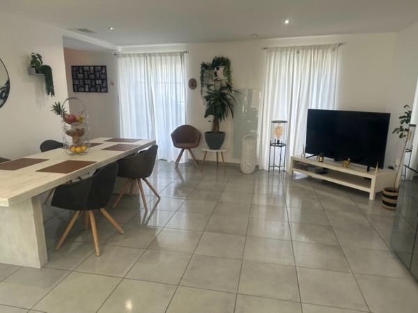 MAUZE LE MIGNON CHARMANTE MAISON PIERRES RENOVEE 3 CHAMBRES ENTIEREMENT MEUBLEE AVEC GARAGE ET COUR