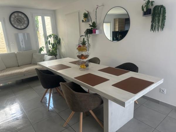 MAUZE LE MIGNON CHARMANTE MAISON PIERRES RENOVEE 3 CHAMBRES ENTIEREMENT MEUBLEE AVEC GARAGE ET COUR