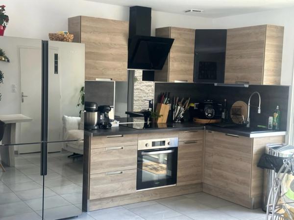 MAUZE LE MIGNON CHARMANTE MAISON PIERRES RENOVEE 3 CHAMBRES ENTIEREMENT MEUBLEE AVEC GARAGE ET COUR