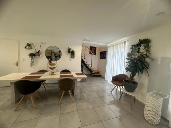 MAUZE LE MIGNON CHARMANTE MAISON PIERRES RENOVEE 3 CHAMBRES ENTIEREMENT MEUBLEE AVEC GARAGE ET COUR