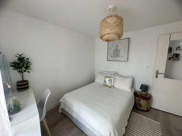 MAUZE LE MIGNON CHARMANTE MAISON PIERRES RENOVEE 3 CHAMBRES ENTIEREMENT MEUBLEE AVEC GARAGE ET COUR