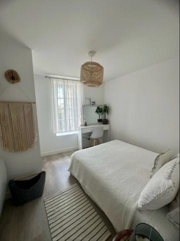 MAUZE LE MIGNON CHARMANTE MAISON PIERRES RENOVEE 3 CHAMBRES ENTIEREMENT MEUBLEE AVEC GARAGE ET COUR