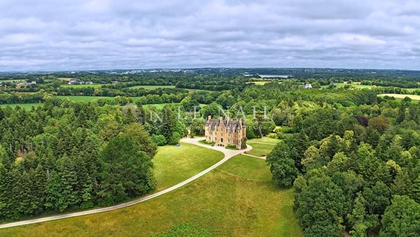 Majestueux château du XIXe siècle dans le Finistère Sud