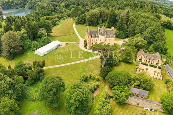 Majestueux château du XIXe siècle dans le Finistère Sud