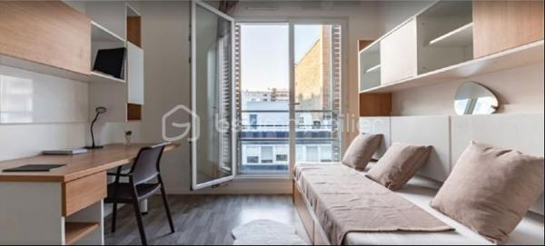 BSK CAEN Immobilier – David TALVAST vous propose ce studio meublé de 21 m², situé au rez-de-chaussée d’une résidence de services à Caen, vendu dans le cadre d’un investissement locatif LMNP avec bail commercial et locataire en place. Une opportunité destinée aux investisseurs recherchant un placement immobilier avec une gestion simplifiée et sans gestion locative quotidienne.

UN INVESTISSEMENT LMNP GÉRÉ

Le studio est exploité dans le cadre d’un bail commercial par un gestionnaire qui a dans son portefeuille, plus de 325 biens en LMNP dans plusieurs résidences à Caen.
L’investisseur bénéficie ainsi d’un bien déjà exploité, avec un loyer annuel indiqué de 3 172 € TTC par an. La rentabilité brute indicative ressort à 4,7 % sur la base du loyer annuel communiqué et du prix net vendeur.

LE STUDIO

Situé au rez-de-chaussée, le logement développe une surface habitable de 20,99 m².
Il est complété par une place de stationnement en sous-sol, constituant un véritable atout dans le cadre d'un investissement locatif à Caen.

Caractéristiques :
•	Studio : 20,99 m²
•	Étage : RDC
•	Bail commercial de 9 ans renouvelable pour 3 ans
•	Locataire en place
•	Loyer annuel : 3 172 € TTC
•	Loyer mensuel indicatif : 264 € TTC
•	Charges de copropriété : 108 € / an
•	Taxe foncière : 630 € / an

UNE RÉSIDENCE À DESTINATION NOTAMMENT DES ÉTUDIANTS
La résidence Tempologis-Mémorial est implantée à proximité du campus 1 et du parc tertiaire de Saint-Contest.
Cette implantation permet au bien de s'inscrire dans un environnement adapté à l'exploitation d'une résidence de services.

Vous êtes intéressé ? Contactez-moi directement pour ce bien coup de cœur : 07 81 76 32 28 ou dtalvast@bskimmobilier.com