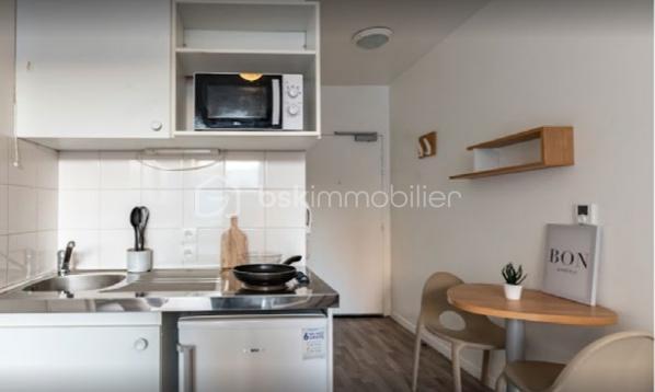 BSK CAEN Immobilier – David TALVAST vous propose ce studio meublé de 21 m², situé au rez-de-chaussée d’une résidence de services à Caen, vendu dans le cadre d’un investissement locatif LMNP avec bail commercial et locataire en place. Une opportunité destinée aux investisseurs recherchant un placement immobilier avec une gestion simplifiée et sans gestion locative quotidienne.

UN INVESTISSEMENT LMNP GÉRÉ

Le studio est exploité dans le cadre d’un bail commercial par un gestionnaire qui a dans son portefeuille, plus de 325 biens en LMNP dans plusieurs résidences à Caen.
L’investisseur bénéficie ainsi d’un bien déjà exploité, avec un loyer annuel indiqué de 3 172 € TTC par an. La rentabilité brute indicative ressort à 4,7 % sur la base du loyer annuel communiqué et du prix net vendeur.

LE STUDIO

Situé au rez-de-chaussée, le logement développe une surface habitable de 20,99 m².
Il est complété par une place de stationnement en sous-sol, constituant un véritable atout dans le cadre d'un investissement locatif à Caen.

Caractéristiques :
•	Studio : 20,99 m²
•	Étage : RDC
•	Bail commercial de 9 ans renouvelable pour 3 ans
•	Locataire en place
•	Loyer annuel : 3 172 € TTC
•	Loyer mensuel indicatif : 264 € TTC
•	Charges de copropriété : 108 € / an
•	Taxe foncière : 630 € / an

UNE RÉSIDENCE À DESTINATION NOTAMMENT DES ÉTUDIANTS
La résidence Tempologis-Mémorial est implantée à proximité du campus 1 et du parc tertiaire de Saint-Contest.
Cette implantation permet au bien de s'inscrire dans un environnement adapté à l'exploitation d'une résidence de services.

Vous êtes intéressé ? Contactez-moi directement pour ce bien coup de cœur : 07 81 76 32 28 ou dtalvast@bskimmobilier.com