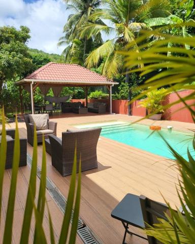 TROIS-ILETS : VILLA 3 APPARTEMENTS – PISCINE – FORT POTENTIEL LOCATIF