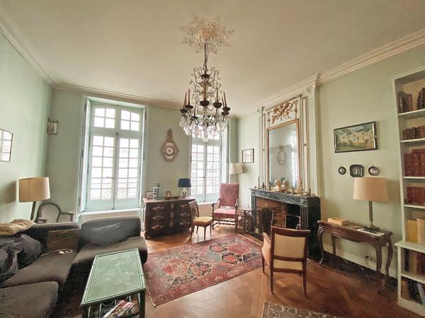 HYPERCENTRE DE NANTES: appartement dans un immeuble du XVIIIe, classé Monument historique