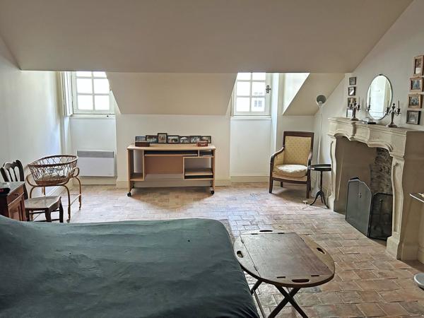 HYPERCENTRE DE NANTES: appartement dans un immeuble du XVIIIe, classé Monument historique