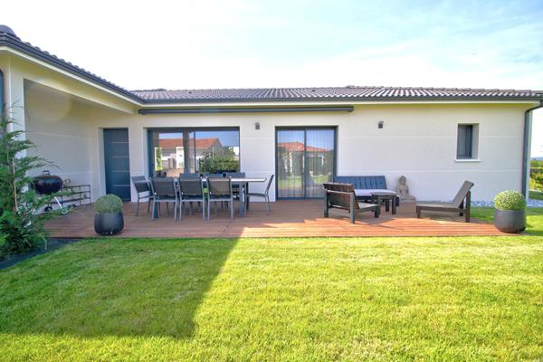 ESTILLAC - Maison récente de plain-pied lumineuse et fonctionnelle de 104 m² avec garage et jardin dans un environnement calme.