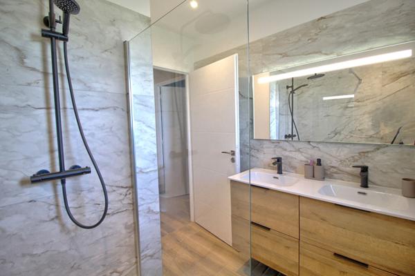 ESTILLAC - Maison récente de plain-pied lumineuse et fonctionnelle de 104 m² avec garage et jardin dans un environnement calme.