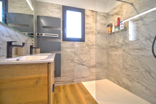 ESTILLAC - Maison récente de plain-pied lumineuse et fonctionnelle de 104 m² avec garage et jardin dans un environnement calme.