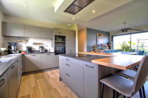 ESTILLAC - Maison récente de plain-pied lumineuse et fonctionnelle de 104 m² avec garage et jardin dans un environnement calme.