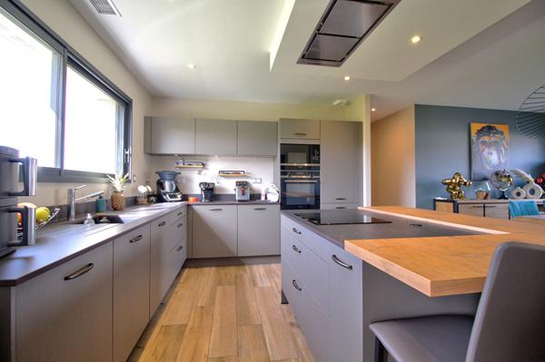 ESTILLAC - Maison récente de plain-pied lumineuse et fonctionnelle de 104 m² avec garage et jardin dans un environnement calme.