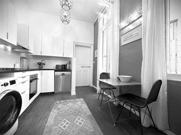 Place du Pilori – Luxueux 3 pièces avec balcon – 349.000 € fai
