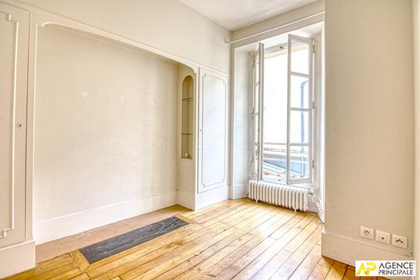Versailles Notre-Dame Avenue de St-Cloud Appartement 5 pièces 103 m² au sol situé au 2e étage avec grenier €855 000 ** - Référence 27243