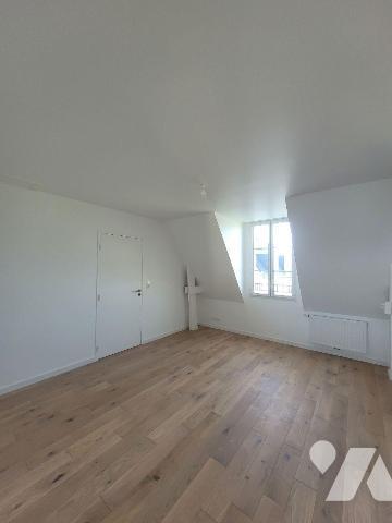 Situé à proximité du centre de Dinard, des commerces, des transports et des écoles, cet apparte...