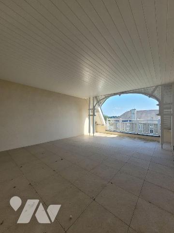 Situé à proximité du centre de Dinard, des commerces, des transports et des écoles, cet apparte...