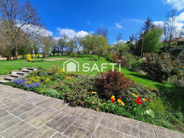 200 m2 habitables, grand garage et grand terrain