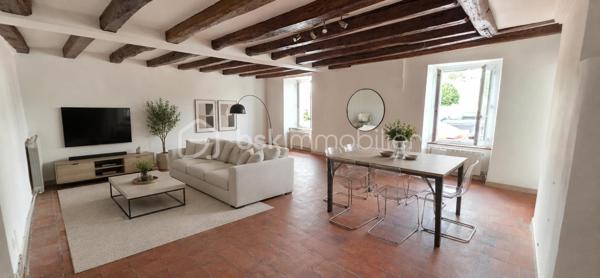 Maison familiale avec seconde maison neuve – Opportunité rare avec revenus locatifs

Situé au cœur du village de Chavaignes, à proximité de Noyant-Villages, cet ensemble immobilier de qualité se compose de deux habitations indépendantes implantées sur une parcelle de plus de 880 m² avec dépendances.

La maison principale, d'une superficie habitable d'environ 140 m², offre des volumes généreux et une vie de plain-pied. Elle comprend au rez-de-chaussée une belle pièce de vie lumineuse, une cuisine, un cellier, une chambre et une salle de bains. À l'étage, vous trouverez trois chambres supplémentaires ainsi qu'une salle d'eau.

La seconde habitation, construite récemment et entièrement de plain-pied, développe environ 59 m² habitables. Elle se compose d'une pièce de vie avec cuisine aménagée, d'une chambre et d'une salle de bains. Indépendante de la maison principale, elle représente une excellente opportunité pour de la location à l'année, de la location saisonnière ou pour accueillir famille et amis.
Les deux maisons sont équipées d'un système de chauffage par pompe à chaleur, garantissant confort et économies d'énergie.

Performances énergétiques :
Maison principale : DPE C
Maison récente : DPE A

Les dépendances et le terrain de plus de 880 m² complètent cet ensemble aux multiples possibilités.

Les points forts :

Ensemble immobilier composé de deux maisons indépendantes.
Maison principale de 140 m² avec 4 chambres.
Maison récente de 59 m², idéale pour un projet locatif.
Chauffage par pompe à chaleur sur les deux habitations.
Excellentes performances énergétiques (DPE C et DPE A).
Dépendances et terrain de plus de 880 m².
Possibilité de générer un revenu locatif complémentaire immédiat.

Un bien idéal pour conjuguer résidence principale, investissement locatif et qualité de vie.

Mode de Chauffage Pompe à chaleur Air / Eau
Taxe foncière 580€