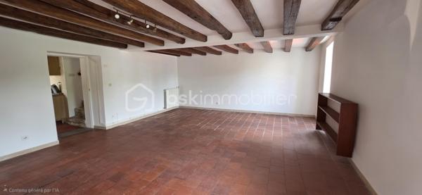 Maison familiale avec seconde maison neuve – Opportunité rare avec revenus locatifs

Situé au cœur du village de Chavaignes, à proximité de Noyant-Villages, cet ensemble immobilier de qualité se compose de deux habitations indépendantes implantées sur une parcelle de plus de 880 m² avec dépendances.

La maison principale, d'une superficie habitable d'environ 140 m², offre des volumes généreux et une vie de plain-pied. Elle comprend au rez-de-chaussée une belle pièce de vie lumineuse, une cuisine, un cellier, une chambre et une salle de bains. À l'étage, vous trouverez trois chambres supplémentaires ainsi qu'une salle d'eau.

La seconde habitation, construite récemment et entièrement de plain-pied, développe environ 59 m² habitables. Elle se compose d'une pièce de vie avec cuisine aménagée, d'une chambre et d'une salle de bains. Indépendante de la maison principale, elle représente une excellente opportunité pour de la location à l'année, de la location saisonnière ou pour accueillir famille et amis.
Les deux maisons sont équipées d'un système de chauffage par pompe à chaleur, garantissant confort et économies d'énergie.

Performances énergétiques :
Maison principale : DPE C
Maison récente : DPE A

Les dépendances et le terrain de plus de 880 m² complètent cet ensemble aux multiples possibilités.

Les points forts :

Ensemble immobilier composé de deux maisons indépendantes.
Maison principale de 140 m² avec 4 chambres.
Maison récente de 59 m², idéale pour un projet locatif.
Chauffage par pompe à chaleur sur les deux habitations.
Excellentes performances énergétiques (DPE C et DPE A).
Dépendances et terrain de plus de 880 m².
Possibilité de générer un revenu locatif complémentaire immédiat.

Un bien idéal pour conjuguer résidence principale, investissement locatif et qualité de vie.

Mode de Chauffage Pompe à chaleur Air / Eau
Taxe foncière 580€