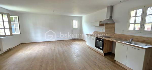 Maison familiale avec seconde maison neuve – Opportunité rare avec revenus locatifs

Situé au cœur du village de Chavaignes, à proximité de Noyant-Villages, cet ensemble immobilier de qualité se compose de deux habitations indépendantes implantées sur une parcelle de plus de 880 m² avec dépendances.

La maison principale, d'une superficie habitable d'environ 140 m², offre des volumes généreux et une vie de plain-pied. Elle comprend au rez-de-chaussée une belle pièce de vie lumineuse, une cuisine, un cellier, une chambre et une salle de bains. À l'étage, vous trouverez trois chambres supplémentaires ainsi qu'une salle d'eau.

La seconde habitation, construite récemment et entièrement de plain-pied, développe environ 59 m² habitables. Elle se compose d'une pièce de vie avec cuisine aménagée, d'une chambre et d'une salle de bains. Indépendante de la maison principale, elle représente une excellente opportunité pour de la location à l'année, de la location saisonnière ou pour accueillir famille et amis.
Les deux maisons sont équipées d'un système de chauffage par pompe à chaleur, garantissant confort et économies d'énergie.

Performances énergétiques :
Maison principale : DPE C
Maison récente : DPE A

Les dépendances et le terrain de plus de 880 m² complètent cet ensemble aux multiples possibilités.

Les points forts :

Ensemble immobilier composé de deux maisons indépendantes.
Maison principale de 140 m² avec 4 chambres.
Maison récente de 59 m², idéale pour un projet locatif.
Chauffage par pompe à chaleur sur les deux habitations.
Excellentes performances énergétiques (DPE C et DPE A).
Dépendances et terrain de plus de 880 m².
Possibilité de générer un revenu locatif complémentaire immédiat.

Un bien idéal pour conjuguer résidence principale, investissement locatif et qualité de vie.

Mode de Chauffage Pompe à chaleur Air / Eau
Taxe foncière 580€
