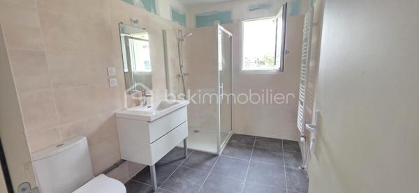 Maison familiale avec seconde maison neuve – Opportunité rare avec revenus locatifs

Situé au cœur du village de Chavaignes, à proximité de Noyant-Villages, cet ensemble immobilier de qualité se compose de deux habitations indépendantes implantées sur une parcelle de plus de 880 m² avec dépendances.

La maison principale, d'une superficie habitable d'environ 140 m², offre des volumes généreux et une vie de plain-pied. Elle comprend au rez-de-chaussée une belle pièce de vie lumineuse, une cuisine, un cellier, une chambre et une salle de bains. À l'étage, vous trouverez trois chambres supplémentaires ainsi qu'une salle d'eau.

La seconde habitation, construite récemment et entièrement de plain-pied, développe environ 59 m² habitables. Elle se compose d'une pièce de vie avec cuisine aménagée, d'une chambre et d'une salle de bains. Indépendante de la maison principale, elle représente une excellente opportunité pour de la location à l'année, de la location saisonnière ou pour accueillir famille et amis.
Les deux maisons sont équipées d'un système de chauffage par pompe à chaleur, garantissant confort et économies d'énergie.

Performances énergétiques :
Maison principale : DPE C
Maison récente : DPE A

Les dépendances et le terrain de plus de 880 m² complètent cet ensemble aux multiples possibilités.

Les points forts :

Ensemble immobilier composé de deux maisons indépendantes.
Maison principale de 140 m² avec 4 chambres.
Maison récente de 59 m², idéale pour un projet locatif.
Chauffage par pompe à chaleur sur les deux habitations.
Excellentes performances énergétiques (DPE C et DPE A).
Dépendances et terrain de plus de 880 m².
Possibilité de générer un revenu locatif complémentaire immédiat.

Un bien idéal pour conjuguer résidence principale, investissement locatif et qualité de vie.

Mode de Chauffage Pompe à chaleur Air / Eau
Taxe foncière 580€