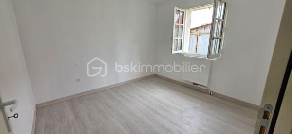 Maison familiale avec seconde maison neuve – Opportunité rare avec revenus locatifs

Situé au cœur du village de Chavaignes, à proximité de Noyant-Villages, cet ensemble immobilier de qualité se compose de deux habitations indépendantes implantées sur une parcelle de plus de 880 m² avec dépendances.

La maison principale, d'une superficie habitable d'environ 140 m², offre des volumes généreux et une vie de plain-pied. Elle comprend au rez-de-chaussée une belle pièce de vie lumineuse, une cuisine, un cellier, une chambre et une salle de bains. À l'étage, vous trouverez trois chambres supplémentaires ainsi qu'une salle d'eau.

La seconde habitation, construite récemment et entièrement de plain-pied, développe environ 59 m² habitables. Elle se compose d'une pièce de vie avec cuisine aménagée, d'une chambre et d'une salle de bains. Indépendante de la maison principale, elle représente une excellente opportunité pour de la location à l'année, de la location saisonnière ou pour accueillir famille et amis.
Les deux maisons sont équipées d'un système de chauffage par pompe à chaleur, garantissant confort et économies d'énergie.

Performances énergétiques :
Maison principale : DPE C
Maison récente : DPE A

Les dépendances et le terrain de plus de 880 m² complètent cet ensemble aux multiples possibilités.

Les points forts :

Ensemble immobilier composé de deux maisons indépendantes.
Maison principale de 140 m² avec 4 chambres.
Maison récente de 59 m², idéale pour un projet locatif.
Chauffage par pompe à chaleur sur les deux habitations.
Excellentes performances énergétiques (DPE C et DPE A).
Dépendances et terrain de plus de 880 m².
Possibilité de générer un revenu locatif complémentaire immédiat.

Un bien idéal pour conjuguer résidence principale, investissement locatif et qualité de vie.

Mode de Chauffage Pompe à chaleur Air / Eau
Taxe foncière 580€