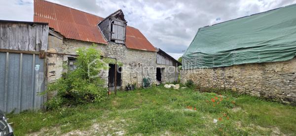 Maison familiale avec seconde maison neuve – Opportunité rare avec revenus locatifs

Situé au cœur du village de Chavaignes, à proximité de Noyant-Villages, cet ensemble immobilier de qualité se compose de deux habitations indépendantes implantées sur une parcelle de plus de 880 m² avec dépendances.

La maison principale, d'une superficie habitable d'environ 140 m², offre des volumes généreux et une vie de plain-pied. Elle comprend au rez-de-chaussée une belle pièce de vie lumineuse, une cuisine, un cellier, une chambre et une salle de bains. À l'étage, vous trouverez trois chambres supplémentaires ainsi qu'une salle d'eau.

La seconde habitation, construite récemment et entièrement de plain-pied, développe environ 59 m² habitables. Elle se compose d'une pièce de vie avec cuisine aménagée, d'une chambre et d'une salle de bains. Indépendante de la maison principale, elle représente une excellente opportunité pour de la location à l'année, de la location saisonnière ou pour accueillir famille et amis.
Les deux maisons sont équipées d'un système de chauffage par pompe à chaleur, garantissant confort et économies d'énergie.

Performances énergétiques :
Maison principale : DPE C
Maison récente : DPE A

Les dépendances et le terrain de plus de 880 m² complètent cet ensemble aux multiples possibilités.

Les points forts :

Ensemble immobilier composé de deux maisons indépendantes.
Maison principale de 140 m² avec 4 chambres.
Maison récente de 59 m², idéale pour un projet locatif.
Chauffage par pompe à chaleur sur les deux habitations.
Excellentes performances énergétiques (DPE C et DPE A).
Dépendances et terrain de plus de 880 m².
Possibilité de générer un revenu locatif complémentaire immédiat.

Un bien idéal pour conjuguer résidence principale, investissement locatif et qualité de vie.

Mode de Chauffage Pompe à chaleur Air / Eau
Taxe foncière 580€