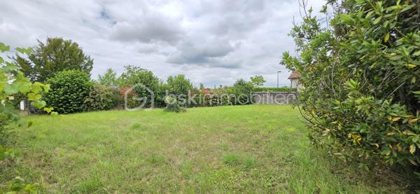 Maison familiale avec seconde maison neuve – Opportunité rare avec revenus locatifs

Situé au cœur du village de Chavaignes, à proximité de Noyant-Villages, cet ensemble immobilier de qualité se compose de deux habitations indépendantes implantées sur une parcelle de plus de 880 m² avec dépendances.

La maison principale, d'une superficie habitable d'environ 140 m², offre des volumes généreux et une vie de plain-pied. Elle comprend au rez-de-chaussée une belle pièce de vie lumineuse, une cuisine, un cellier, une chambre et une salle de bains. À l'étage, vous trouverez trois chambres supplémentaires ainsi qu'une salle d'eau.

La seconde habitation, construite récemment et entièrement de plain-pied, développe environ 59 m² habitables. Elle se compose d'une pièce de vie avec cuisine aménagée, d'une chambre et d'une salle de bains. Indépendante de la maison principale, elle représente une excellente opportunité pour de la location à l'année, de la location saisonnière ou pour accueillir famille et amis.
Les deux maisons sont équipées d'un système de chauffage par pompe à chaleur, garantissant confort et économies d'énergie.

Performances énergétiques :
Maison principale : DPE C
Maison récente : DPE A

Les dépendances et le terrain de plus de 880 m² complètent cet ensemble aux multiples possibilités.

Les points forts :

Ensemble immobilier composé de deux maisons indépendantes.
Maison principale de 140 m² avec 4 chambres.
Maison récente de 59 m², idéale pour un projet locatif.
Chauffage par pompe à chaleur sur les deux habitations.
Excellentes performances énergétiques (DPE C et DPE A).
Dépendances et terrain de plus de 880 m².
Possibilité de générer un revenu locatif complémentaire immédiat.

Un bien idéal pour conjuguer résidence principale, investissement locatif et qualité de vie.

Mode de Chauffage Pompe à chaleur Air / Eau
Taxe foncière 580€