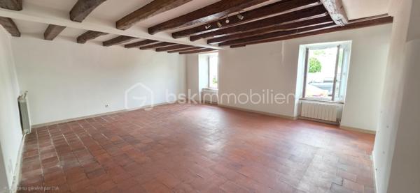 Maison familiale avec seconde maison neuve – Opportunité rare avec revenus locatifs

Situé au cœur du village de Chavaignes, à proximité de Noyant-Villages, cet ensemble immobilier de qualité se compose de deux habitations indépendantes implantées sur une parcelle de plus de 880 m² avec dépendances.

La maison principale, d'une superficie habitable d'environ 140 m², offre des volumes généreux et une vie de plain-pied. Elle comprend au rez-de-chaussée une belle pièce de vie lumineuse, une cuisine, un cellier, une chambre et une salle de bains. À l'étage, vous trouverez trois chambres supplémentaires ainsi qu'une salle d'eau.

La seconde habitation, construite récemment et entièrement de plain-pied, développe environ 59 m² habitables. Elle se compose d'une pièce de vie avec cuisine aménagée, d'une chambre et d'une salle de bains. Indépendante de la maison principale, elle représente une excellente opportunité pour de la location à l'année, de la location saisonnière ou pour accueillir famille et amis.
Les deux maisons sont équipées d'un système de chauffage par pompe à chaleur, garantissant confort et économies d'énergie.

Performances énergétiques :
Maison principale : DPE C
Maison récente : DPE A

Les dépendances et le terrain de plus de 880 m² complètent cet ensemble aux multiples possibilités.

Les points forts :

Ensemble immobilier composé de deux maisons indépendantes.
Maison principale de 140 m² avec 4 chambres.
Maison récente de 59 m², idéale pour un projet locatif.
Chauffage par pompe à chaleur sur les deux habitations.
Excellentes performances énergétiques (DPE C et DPE A).
Dépendances et terrain de plus de 880 m².
Possibilité de générer un revenu locatif complémentaire immédiat.

Un bien idéal pour conjuguer résidence principale, investissement locatif et qualité de vie.

Mode de Chauffage Pompe à chaleur Air / Eau
Taxe foncière 580€