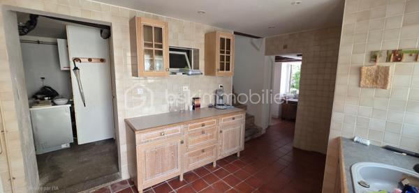 Maison familiale avec seconde maison neuve – Opportunité rare avec revenus locatifs

Situé au cœur du village de Chavaignes, à proximité de Noyant-Villages, cet ensemble immobilier de qualité se compose de deux habitations indépendantes implantées sur une parcelle de plus de 880 m² avec dépendances.

La maison principale, d'une superficie habitable d'environ 140 m², offre des volumes généreux et une vie de plain-pied. Elle comprend au rez-de-chaussée une belle pièce de vie lumineuse, une cuisine, un cellier, une chambre et une salle de bains. À l'étage, vous trouverez trois chambres supplémentaires ainsi qu'une salle d'eau.

La seconde habitation, construite récemment et entièrement de plain-pied, développe environ 59 m² habitables. Elle se compose d'une pièce de vie avec cuisine aménagée, d'une chambre et d'une salle de bains. Indépendante de la maison principale, elle représente une excellente opportunité pour de la location à l'année, de la location saisonnière ou pour accueillir famille et amis.
Les deux maisons sont équipées d'un système de chauffage par pompe à chaleur, garantissant confort et économies d'énergie.

Performances énergétiques :
Maison principale : DPE C
Maison récente : DPE A

Les dépendances et le terrain de plus de 880 m² complètent cet ensemble aux multiples possibilités.

Les points forts :

Ensemble immobilier composé de deux maisons indépendantes.
Maison principale de 140 m² avec 4 chambres.
Maison récente de 59 m², idéale pour un projet locatif.
Chauffage par pompe à chaleur sur les deux habitations.
Excellentes performances énergétiques (DPE C et DPE A).
Dépendances et terrain de plus de 880 m².
Possibilité de générer un revenu locatif complémentaire immédiat.

Un bien idéal pour conjuguer résidence principale, investissement locatif et qualité de vie.

Mode de Chauffage Pompe à chaleur Air / Eau
Taxe foncière 580€