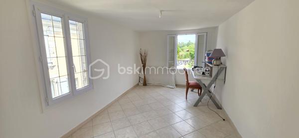 Maison familiale avec seconde maison neuve – Opportunité rare avec revenus locatifs

Situé au cœur du village de Chavaignes, à proximité de Noyant-Villages, cet ensemble immobilier de qualité se compose de deux habitations indépendantes implantées sur une parcelle de plus de 880 m² avec dépendances.

La maison principale, d'une superficie habitable d'environ 140 m², offre des volumes généreux et une vie de plain-pied. Elle comprend au rez-de-chaussée une belle pièce de vie lumineuse, une cuisine, un cellier, une chambre et une salle de bains. À l'étage, vous trouverez trois chambres supplémentaires ainsi qu'une salle d'eau.

La seconde habitation, construite récemment et entièrement de plain-pied, développe environ 59 m² habitables. Elle se compose d'une pièce de vie avec cuisine aménagée, d'une chambre et d'une salle de bains. Indépendante de la maison principale, elle représente une excellente opportunité pour de la location à l'année, de la location saisonnière ou pour accueillir famille et amis.
Les deux maisons sont équipées d'un système de chauffage par pompe à chaleur, garantissant confort et économies d'énergie.

Performances énergétiques :
Maison principale : DPE C
Maison récente : DPE A

Les dépendances et le terrain de plus de 880 m² complètent cet ensemble aux multiples possibilités.

Les points forts :

Ensemble immobilier composé de deux maisons indépendantes.
Maison principale de 140 m² avec 4 chambres.
Maison récente de 59 m², idéale pour un projet locatif.
Chauffage par pompe à chaleur sur les deux habitations.
Excellentes performances énergétiques (DPE C et DPE A).
Dépendances et terrain de plus de 880 m².
Possibilité de générer un revenu locatif complémentaire immédiat.

Un bien idéal pour conjuguer résidence principale, investissement locatif et qualité de vie.

Mode de Chauffage Pompe à chaleur Air / Eau
Taxe foncière 580€