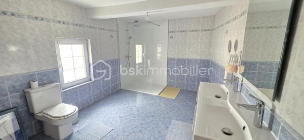 Maison familiale avec seconde maison neuve – Opportunité rare avec revenus locatifs

Situé au cœur du village de Chavaignes, à proximité de Noyant-Villages, cet ensemble immobilier de qualité se compose de deux habitations indépendantes implantées sur une parcelle de plus de 880 m² avec dépendances.

La maison principale, d'une superficie habitable d'environ 140 m², offre des volumes généreux et une vie de plain-pied. Elle comprend au rez-de-chaussée une belle pièce de vie lumineuse, une cuisine, un cellier, une chambre et une salle de bains. À l'étage, vous trouverez trois chambres supplémentaires ainsi qu'une salle d'eau.

La seconde habitation, construite récemment et entièrement de plain-pied, développe environ 59 m² habitables. Elle se compose d'une pièce de vie avec cuisine aménagée, d'une chambre et d'une salle de bains. Indépendante de la maison principale, elle représente une excellente opportunité pour de la location à l'année, de la location saisonnière ou pour accueillir famille et amis.
Les deux maisons sont équipées d'un système de chauffage par pompe à chaleur, garantissant confort et économies d'énergie.

Performances énergétiques :
Maison principale : DPE C
Maison récente : DPE A

Les dépendances et le terrain de plus de 880 m² complètent cet ensemble aux multiples possibilités.

Les points forts :

Ensemble immobilier composé de deux maisons indépendantes.
Maison principale de 140 m² avec 4 chambres.
Maison récente de 59 m², idéale pour un projet locatif.
Chauffage par pompe à chaleur sur les deux habitations.
Excellentes performances énergétiques (DPE C et DPE A).
Dépendances et terrain de plus de 880 m².
Possibilité de générer un revenu locatif complémentaire immédiat.

Un bien idéal pour conjuguer résidence principale, investissement locatif et qualité de vie.

Mode de Chauffage Pompe à chaleur Air / Eau
Taxe foncière 580€