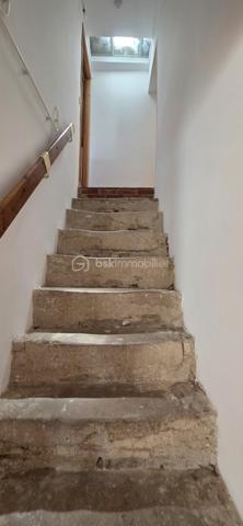 Maison familiale avec seconde maison neuve – Opportunité rare avec revenus locatifs

Situé au cœur du village de Chavaignes, à proximité de Noyant-Villages, cet ensemble immobilier de qualité se compose de deux habitations indépendantes implantées sur une parcelle de plus de 880 m² avec dépendances.

La maison principale, d'une superficie habitable d'environ 140 m², offre des volumes généreux et une vie de plain-pied. Elle comprend au rez-de-chaussée une belle pièce de vie lumineuse, une cuisine, un cellier, une chambre et une salle de bains. À l'étage, vous trouverez trois chambres supplémentaires ainsi qu'une salle d'eau.

La seconde habitation, construite récemment et entièrement de plain-pied, développe environ 59 m² habitables. Elle se compose d'une pièce de vie avec cuisine aménagée, d'une chambre et d'une salle de bains. Indépendante de la maison principale, elle représente une excellente opportunité pour de la location à l'année, de la location saisonnière ou pour accueillir famille et amis.
Les deux maisons sont équipées d'un système de chauffage par pompe à chaleur, garantissant confort et économies d'énergie.

Performances énergétiques :
Maison principale : DPE C
Maison récente : DPE A

Les dépendances et le terrain de plus de 880 m² complètent cet ensemble aux multiples possibilités.

Les points forts :

Ensemble immobilier composé de deux maisons indépendantes.
Maison principale de 140 m² avec 4 chambres.
Maison récente de 59 m², idéale pour un projet locatif.
Chauffage par pompe à chaleur sur les deux habitations.
Excellentes performances énergétiques (DPE C et DPE A).
Dépendances et terrain de plus de 880 m².
Possibilité de générer un revenu locatif complémentaire immédiat.

Un bien idéal pour conjuguer résidence principale, investissement locatif et qualité de vie.

Mode de Chauffage Pompe à chaleur Air / Eau
Taxe foncière 580€