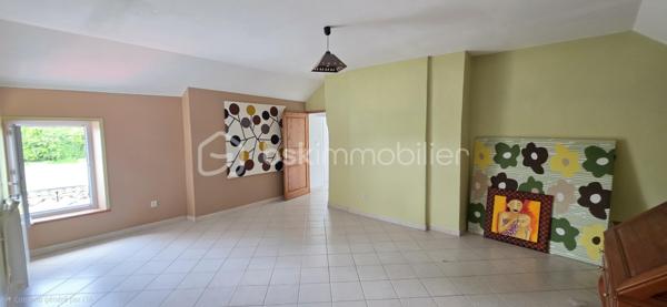 Maison familiale avec seconde maison neuve – Opportunité rare avec revenus locatifs

Situé au cœur du village de Chavaignes, à proximité de Noyant-Villages, cet ensemble immobilier de qualité se compose de deux habitations indépendantes implantées sur une parcelle de plus de 880 m² avec dépendances.

La maison principale, d'une superficie habitable d'environ 140 m², offre des volumes généreux et une vie de plain-pied. Elle comprend au rez-de-chaussée une belle pièce de vie lumineuse, une cuisine, un cellier, une chambre et une salle de bains. À l'étage, vous trouverez trois chambres supplémentaires ainsi qu'une salle d'eau.

La seconde habitation, construite récemment et entièrement de plain-pied, développe environ 59 m² habitables. Elle se compose d'une pièce de vie avec cuisine aménagée, d'une chambre et d'une salle de bains. Indépendante de la maison principale, elle représente une excellente opportunité pour de la location à l'année, de la location saisonnière ou pour accueillir famille et amis.
Les deux maisons sont équipées d'un système de chauffage par pompe à chaleur, garantissant confort et économies d'énergie.

Performances énergétiques :
Maison principale : DPE C
Maison récente : DPE A

Les dépendances et le terrain de plus de 880 m² complètent cet ensemble aux multiples possibilités.

Les points forts :

Ensemble immobilier composé de deux maisons indépendantes.
Maison principale de 140 m² avec 4 chambres.
Maison récente de 59 m², idéale pour un projet locatif.
Chauffage par pompe à chaleur sur les deux habitations.
Excellentes performances énergétiques (DPE C et DPE A).
Dépendances et terrain de plus de 880 m².
Possibilité de générer un revenu locatif complémentaire immédiat.

Un bien idéal pour conjuguer résidence principale, investissement locatif et qualité de vie.

Mode de Chauffage Pompe à chaleur Air / Eau
Taxe foncière 580€