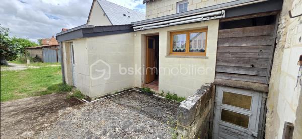 Maison familiale avec seconde maison neuve – Opportunité rare avec revenus locatifs

Situé au cœur du village de Chavaignes, à proximité de Noyant-Villages, cet ensemble immobilier de qualité se compose de deux habitations indépendantes implantées sur une parcelle de plus de 880 m² avec dépendances.

La maison principale, d'une superficie habitable d'environ 140 m², offre des volumes généreux et une vie de plain-pied. Elle comprend au rez-de-chaussée une belle pièce de vie lumineuse, une cuisine, un cellier, une chambre et une salle de bains. À l'étage, vous trouverez trois chambres supplémentaires ainsi qu'une salle d'eau.

La seconde habitation, construite récemment et entièrement de plain-pied, développe environ 59 m² habitables. Elle se compose d'une pièce de vie avec cuisine aménagée, d'une chambre et d'une salle de bains. Indépendante de la maison principale, elle représente une excellente opportunité pour de la location à l'année, de la location saisonnière ou pour accueillir famille et amis.
Les deux maisons sont équipées d'un système de chauffage par pompe à chaleur, garantissant confort et économies d'énergie.

Performances énergétiques :
Maison principale : DPE C
Maison récente : DPE A

Les dépendances et le terrain de plus de 880 m² complètent cet ensemble aux multiples possibilités.

Les points forts :

Ensemble immobilier composé de deux maisons indépendantes.
Maison principale de 140 m² avec 4 chambres.
Maison récente de 59 m², idéale pour un projet locatif.
Chauffage par pompe à chaleur sur les deux habitations.
Excellentes performances énergétiques (DPE C et DPE A).
Dépendances et terrain de plus de 880 m².
Possibilité de générer un revenu locatif complémentaire immédiat.

Un bien idéal pour conjuguer résidence principale, investissement locatif et qualité de vie.

Mode de Chauffage Pompe à chaleur Air / Eau
Taxe foncière 580€