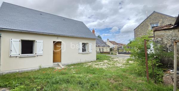 Maison familiale avec seconde maison neuve – Opportunité rare avec revenus locatifs

Situé au cœur du village de Chavaignes, à proximité de Noyant-Villages, cet ensemble immobilier de qualité se compose de deux habitations indépendantes implantées sur une parcelle de plus de 880 m² avec dépendances.

La maison principale, d'une superficie habitable d'environ 140 m², offre des volumes généreux et une vie de plain-pied. Elle comprend au rez-de-chaussée une belle pièce de vie lumineuse, une cuisine, un cellier, une chambre et une salle de bains. À l'étage, vous trouverez trois chambres supplémentaires ainsi qu'une salle d'eau.

La seconde habitation, construite récemment et entièrement de plain-pied, développe environ 59 m² habitables. Elle se compose d'une pièce de vie avec cuisine aménagée, d'une chambre et d'une salle de bains. Indépendante de la maison principale, elle représente une excellente opportunité pour de la location à l'année, de la location saisonnière ou pour accueillir famille et amis.
Les deux maisons sont équipées d'un système de chauffage par pompe à chaleur, garantissant confort et économies d'énergie.

Performances énergétiques :
Maison principale : DPE C
Maison récente : DPE A

Les dépendances et le terrain de plus de 880 m² complètent cet ensemble aux multiples possibilités.

Les points forts :

Ensemble immobilier composé de deux maisons indépendantes.
Maison principale de 140 m² avec 4 chambres.
Maison récente de 59 m², idéale pour un projet locatif.
Chauffage par pompe à chaleur sur les deux habitations.
Excellentes performances énergétiques (DPE C et DPE A).
Dépendances et terrain de plus de 880 m².
Possibilité de générer un revenu locatif complémentaire immédiat.

Un bien idéal pour conjuguer résidence principale, investissement locatif et qualité de vie.

Mode de Chauffage Pompe à chaleur Air / Eau
Taxe foncière 580€