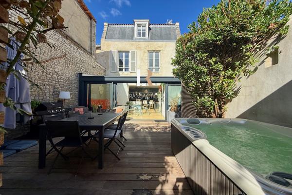 La Rochelle (17000) Marché central - Maison unique au design ultra contemporain avec extérieur