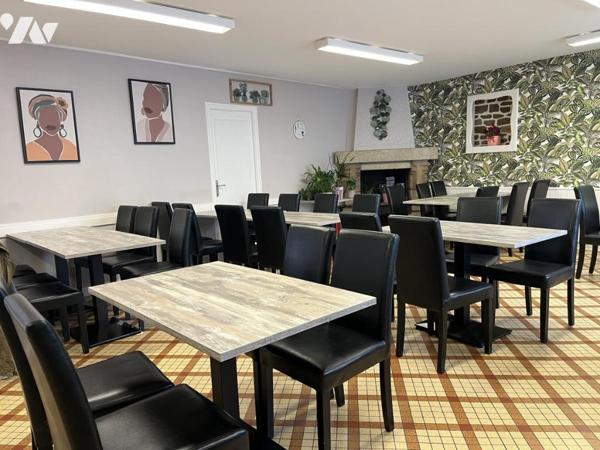 VENDS IMMEUBLE PARTIE COMMERCIALE ET DEUX APPARTEMENTS