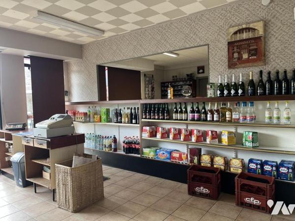 VENDS IMMEUBLE PARTIE COMMERCIALE ET DEUX APPARTEMENTS