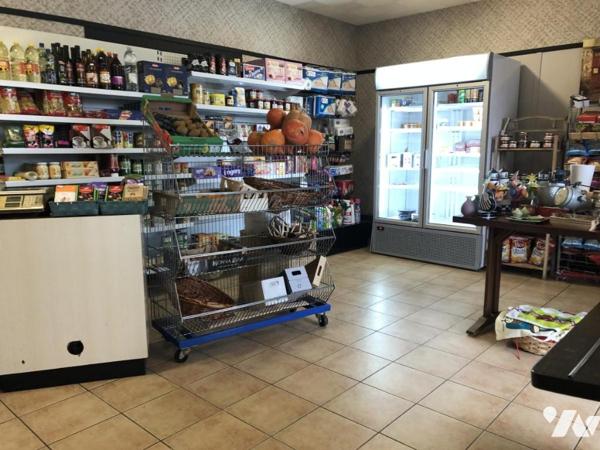 VENDS IMMEUBLE PARTIE COMMERCIALE ET DEUX APPARTEMENTS