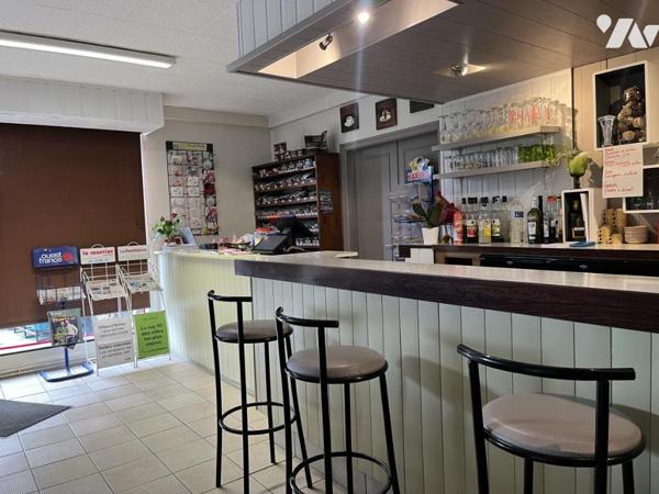 VENDS IMMEUBLE PARTIE COMMERCIALE ET DEUX APPARTEMENTS