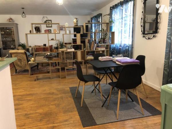 VENDS IMMEUBLE PARTIE COMMERCIALE ET DEUX APPARTEMENTS