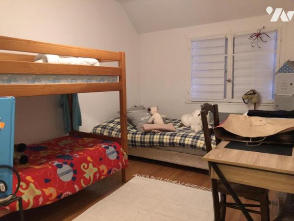 VENDS IMMEUBLE PARTIE COMMERCIALE ET DEUX APPARTEMENTS