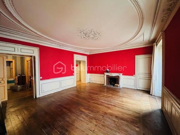 Venez découvrir cet appartement de caractère en plein centre ville de Rennes.
Avec une superficie généreuse de 166m2, cet espace de vie offre un cadre exceptionnel et unique.
Il se compose de 5 chambres spacieuses dont un bureau, une salle de bain avec douche à l'italienne, une cuisine entièrement équipée, ainsi que son splendide salon séjour.
Une hauteur sous plafond de 3,40m avec moulure, une magnifique cheminée qui fonctionne à merveille. Un beau parquet 19ème siècle en bois qui ajoute une touche de charme et d'authenticité à chaque pièce.

Situé dans un quartier prisé du centre vile, sur une rue peu passante à sens unique, vous bénéficiez de la proximité immédiate des transports (métro et bus), des commerces et des écoles.
Ne manquez pas cette opportunité rare d'acquérir un bien immobilier d'exception en plein centre ville.
2 caves en sous sol viennent compléter ce bien

Possibilité d'acquérir en supplément un garage (box fermé dans résidence sécurisée) à 3min à pied.

Certaines photos ont été modifiées pour se projeter
