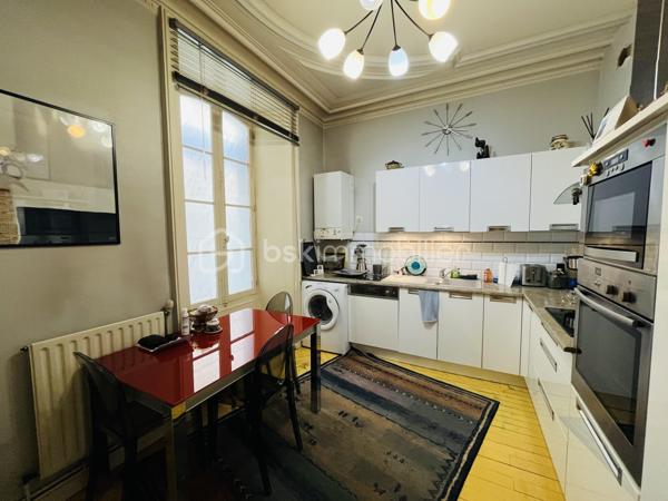 Venez découvrir cet appartement de caractère en plein centre ville de Rennes.
Avec une superficie généreuse de 166m2, cet espace de vie offre un cadre exceptionnel et unique.
Il se compose de 5 chambres spacieuses dont un bureau, une salle de bain avec douche à l'italienne, une cuisine entièrement équipée, ainsi que son splendide salon séjour.
Une hauteur sous plafond de 3,40m avec moulure, une magnifique cheminée qui fonctionne à merveille. Un beau parquet 19ème siècle en bois qui ajoute une touche de charme et d'authenticité à chaque pièce.

Situé dans un quartier prisé du centre vile, sur une rue peu passante à sens unique, vous bénéficiez de la proximité immédiate des transports (métro et bus), des commerces et des écoles.
Ne manquez pas cette opportunité rare d'acquérir un bien immobilier d'exception en plein centre ville.
2 caves en sous sol viennent compléter ce bien

Possibilité d'acquérir en supplément un garage (box fermé dans résidence sécurisée) à 3min à pied.

Certaines photos ont été modifiées pour se projeter