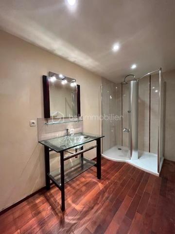 Venez découvrir cet appartement de caractère en plein centre ville de Rennes.
Avec une superficie généreuse de 166m2, cet espace de vie offre un cadre exceptionnel et unique.
Il se compose de 5 chambres spacieuses dont un bureau, une salle de bain avec douche à l'italienne, une cuisine entièrement équipée, ainsi que son splendide salon séjour.
Une hauteur sous plafond de 3,40m avec moulure, une magnifique cheminée qui fonctionne à merveille. Un beau parquet 19ème siècle en bois qui ajoute une touche de charme et d'authenticité à chaque pièce.

Situé dans un quartier prisé du centre vile, sur une rue peu passante à sens unique, vous bénéficiez de la proximité immédiate des transports (métro et bus), des commerces et des écoles.
Ne manquez pas cette opportunité rare d'acquérir un bien immobilier d'exception en plein centre ville.
2 caves en sous sol viennent compléter ce bien

Possibilité d'acquérir en supplément un garage (box fermé dans résidence sécurisée) à 3min à pied.

Certaines photos ont été modifiées pour se projeter