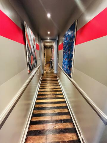 Venez découvrir cet appartement de caractère en plein centre ville de Rennes.
Avec une superficie généreuse de 166m2, cet espace de vie offre un cadre exceptionnel et unique.
Il se compose de 5 chambres spacieuses dont un bureau, une salle de bain avec douche à l'italienne, une cuisine entièrement équipée, ainsi que son splendide salon séjour.
Une hauteur sous plafond de 3,40m avec moulure, une magnifique cheminée qui fonctionne à merveille. Un beau parquet 19ème siècle en bois qui ajoute une touche de charme et d'authenticité à chaque pièce.

Situé dans un quartier prisé du centre vile, sur une rue peu passante à sens unique, vous bénéficiez de la proximité immédiate des transports (métro et bus), des commerces et des écoles.
Ne manquez pas cette opportunité rare d'acquérir un bien immobilier d'exception en plein centre ville.
2 caves en sous sol viennent compléter ce bien

Possibilité d'acquérir en supplément un garage (box fermé dans résidence sécurisée) à 3min à pied.

Certaines photos ont été modifiées pour se projeter