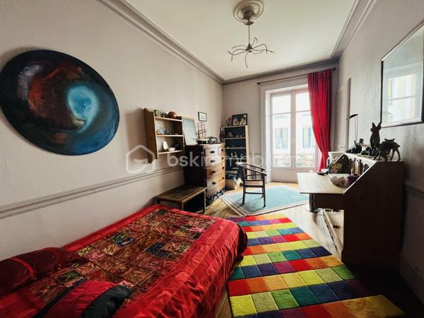 Venez découvrir cet appartement de caractère en plein centre ville de Rennes.
Avec une superficie généreuse de 166m2, cet espace de vie offre un cadre exceptionnel et unique.
Il se compose de 5 chambres spacieuses dont un bureau, une salle de bain avec douche à l'italienne, une cuisine entièrement équipée, ainsi que son splendide salon séjour.
Une hauteur sous plafond de 3,40m avec moulure, une magnifique cheminée qui fonctionne à merveille. Un beau parquet 19ème siècle en bois qui ajoute une touche de charme et d'authenticité à chaque pièce.

Situé dans un quartier prisé du centre vile, sur une rue peu passante à sens unique, vous bénéficiez de la proximité immédiate des transports (métro et bus), des commerces et des écoles.
Ne manquez pas cette opportunité rare d'acquérir un bien immobilier d'exception en plein centre ville.
2 caves en sous sol viennent compléter ce bien

Possibilité d'acquérir en supplément un garage (box fermé dans résidence sécurisée) à 3min à pied.

Certaines photos ont été modifiées pour se projeter